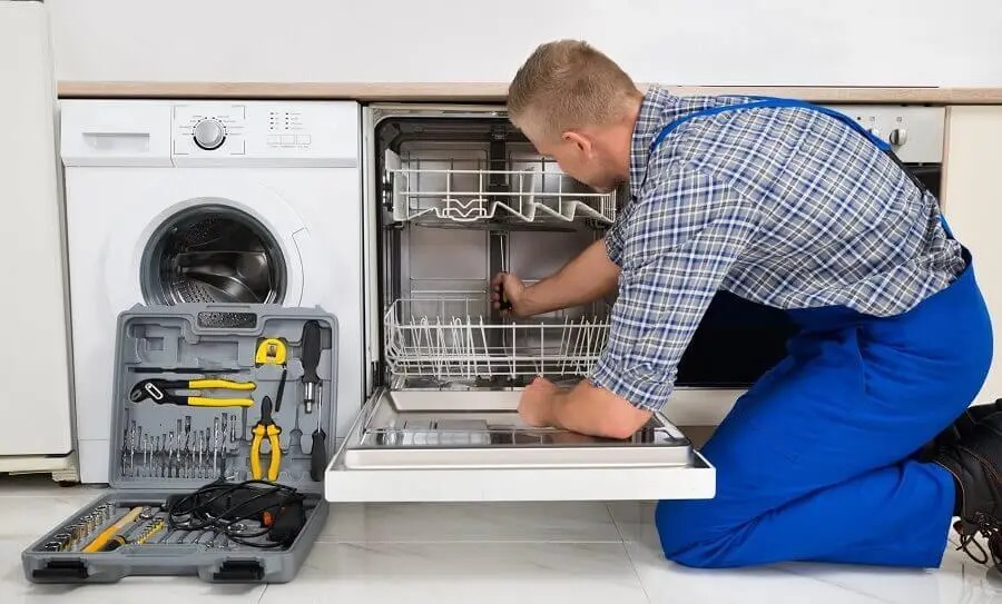 Yenimahalle Hitachi servisi teknisyen ekibi beyaz eşya tamiri yaparken